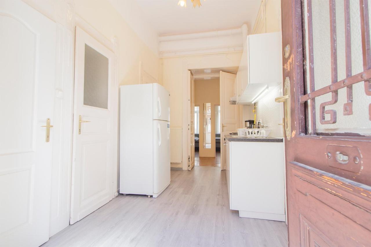 Joseph Boulevard Apartment - 3Bdr, 2Bath, 8Ppl Budapest Exterior foto