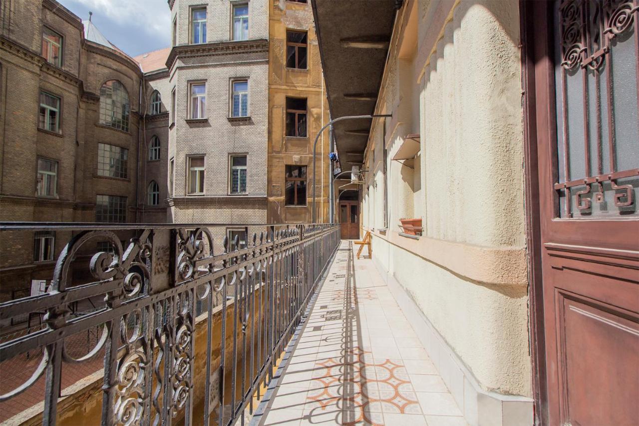 Joseph Boulevard Apartment - 3Bdr, 2Bath, 8Ppl Budapest Exterior foto