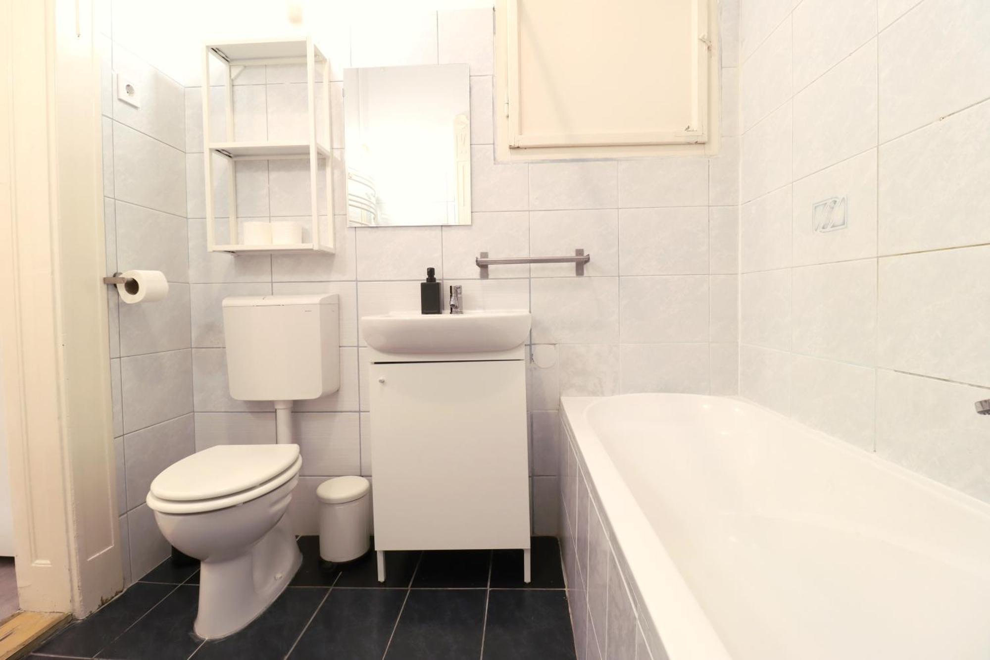 Joseph Boulevard Apartment - 3Bdr, 2Bath, 8Ppl Budapest Exterior foto
