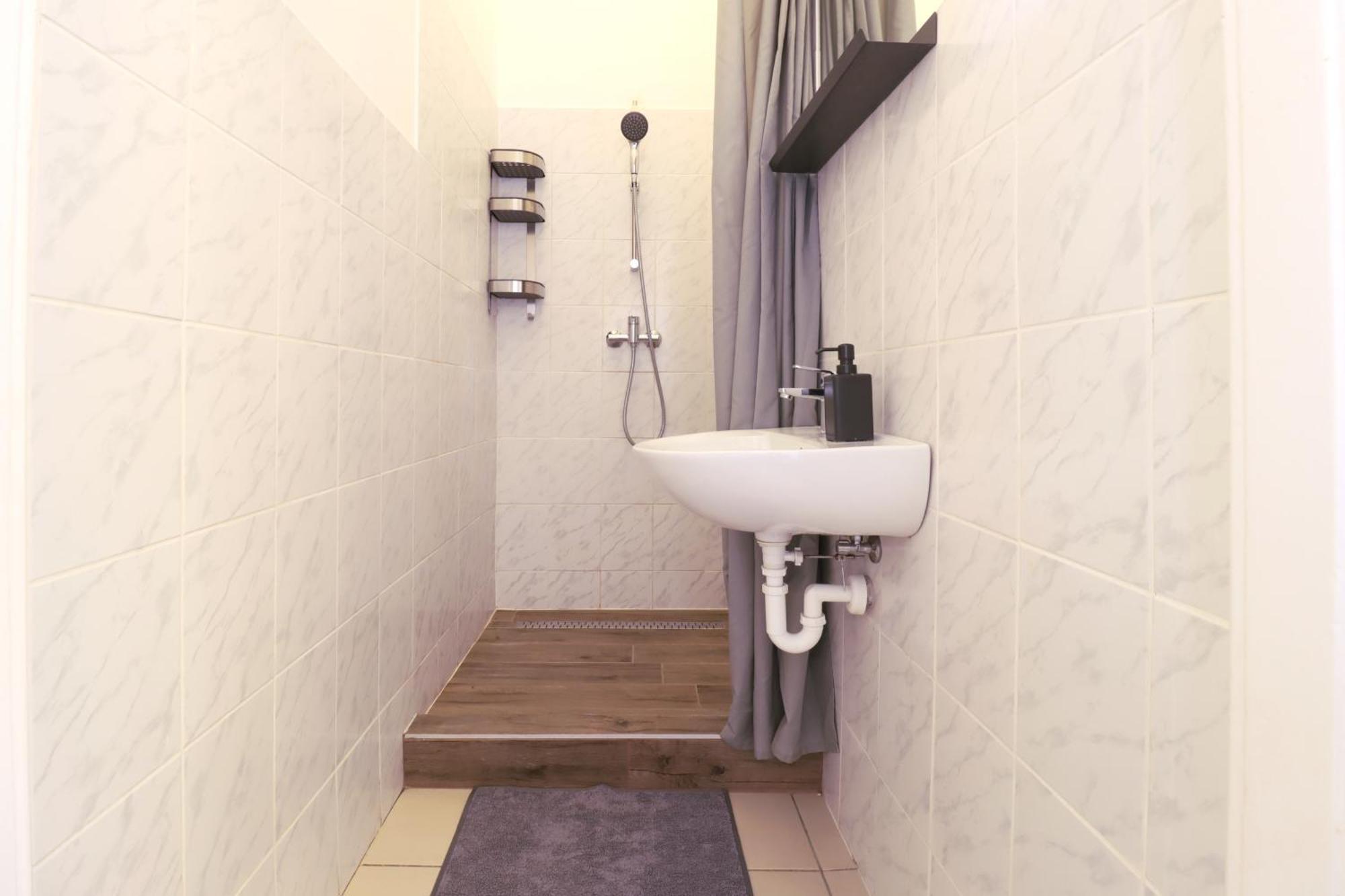 Joseph Boulevard Apartment - 3Bdr, 2Bath, 8Ppl Budapest Exterior foto