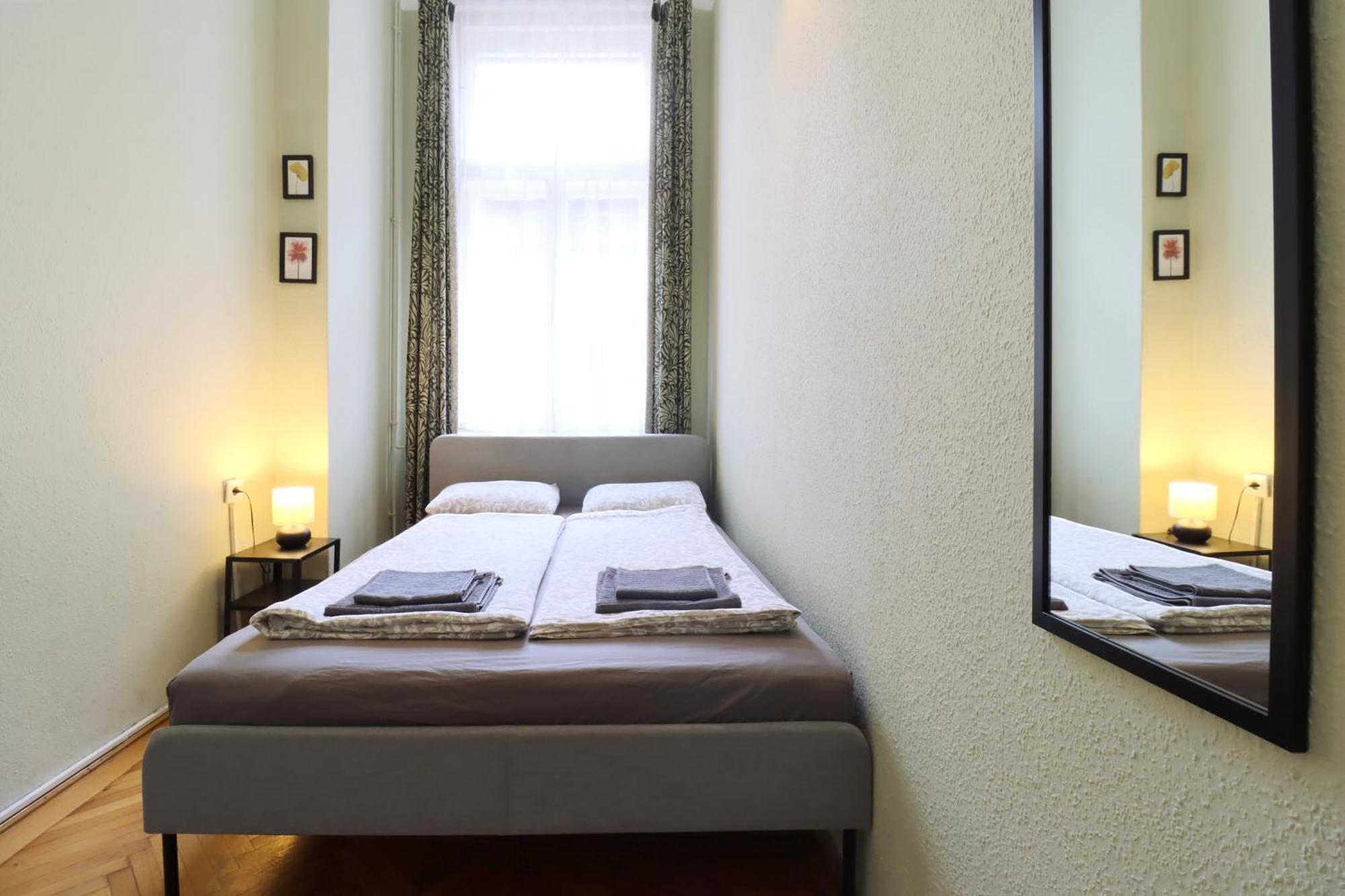 Joseph Boulevard Apartment - 3Bdr, 2Bath, 8Ppl Budapest Exterior foto