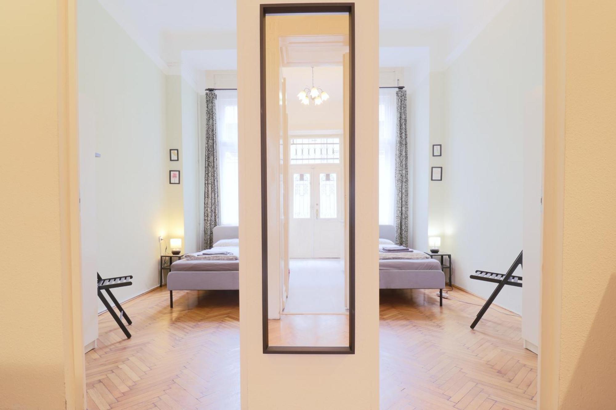 Joseph Boulevard Apartment - 3Bdr, 2Bath, 8Ppl Budapest Exterior foto