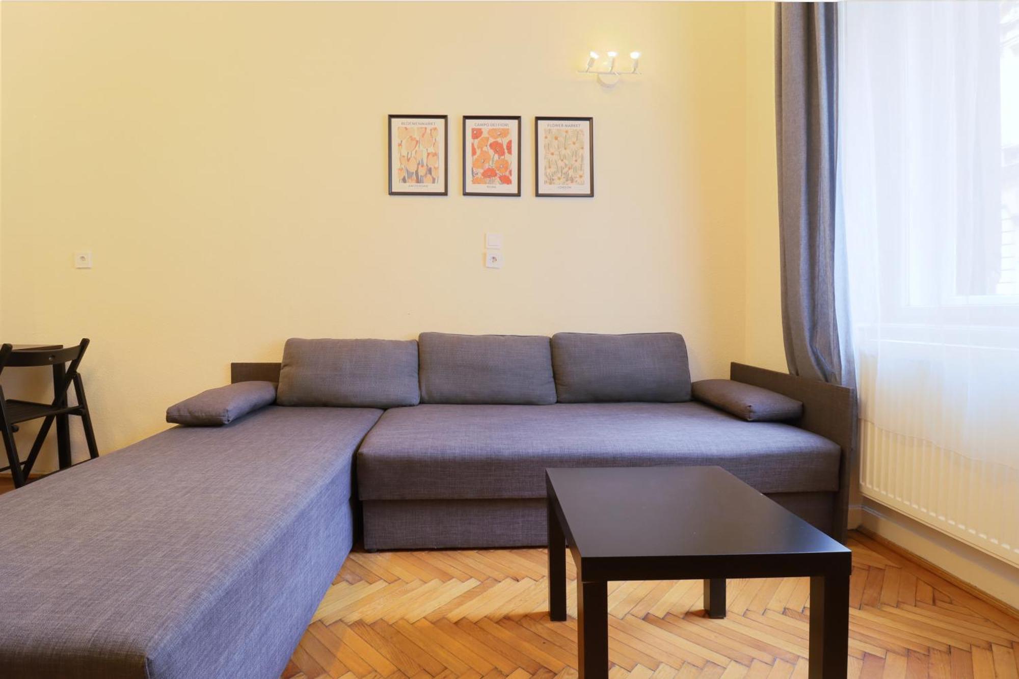 Joseph Boulevard Apartment - 3Bdr, 2Bath, 8Ppl Budapest Exterior foto