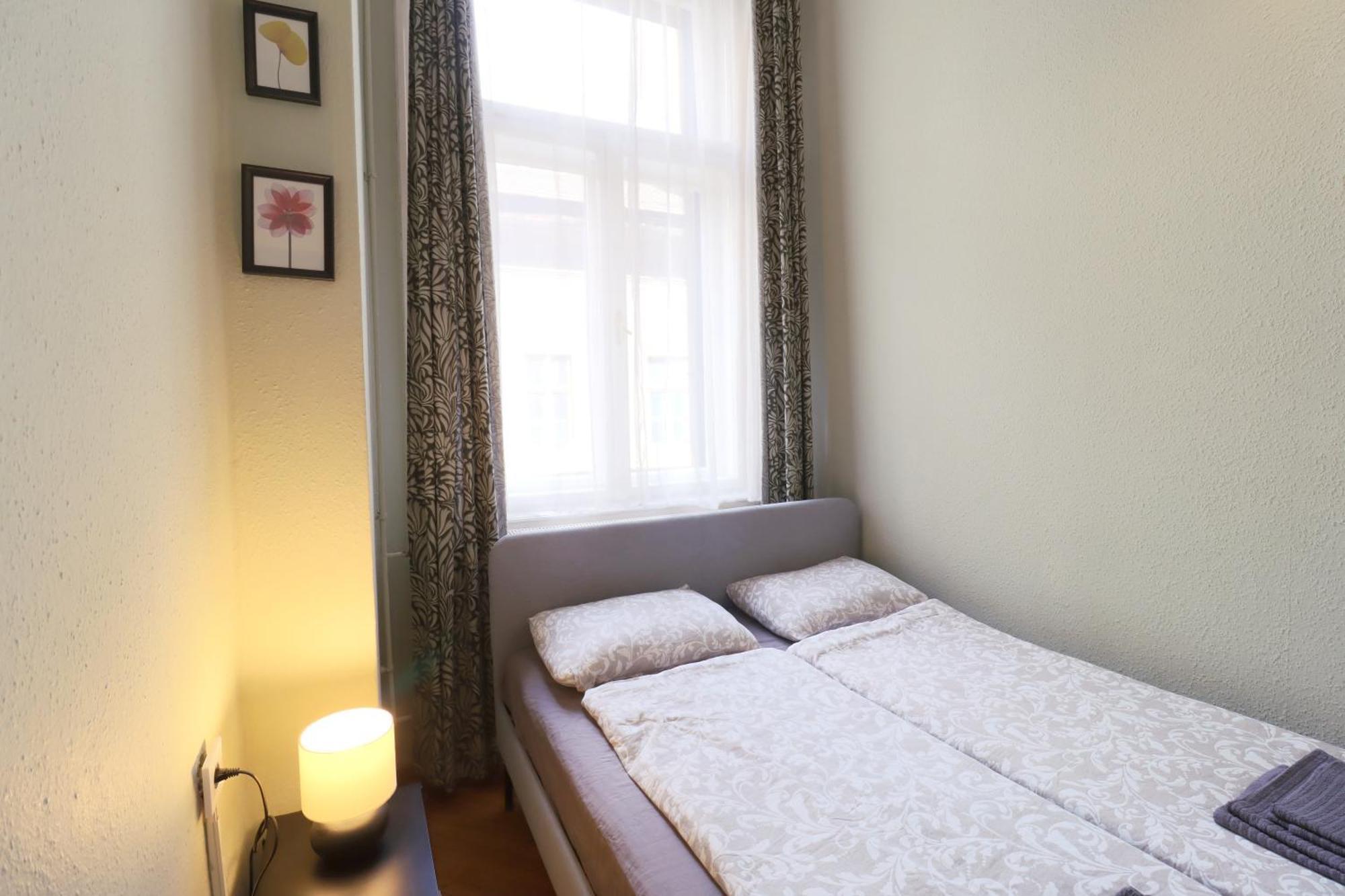 Joseph Boulevard Apartment - 3Bdr, 2Bath, 8Ppl Budapest Exterior foto