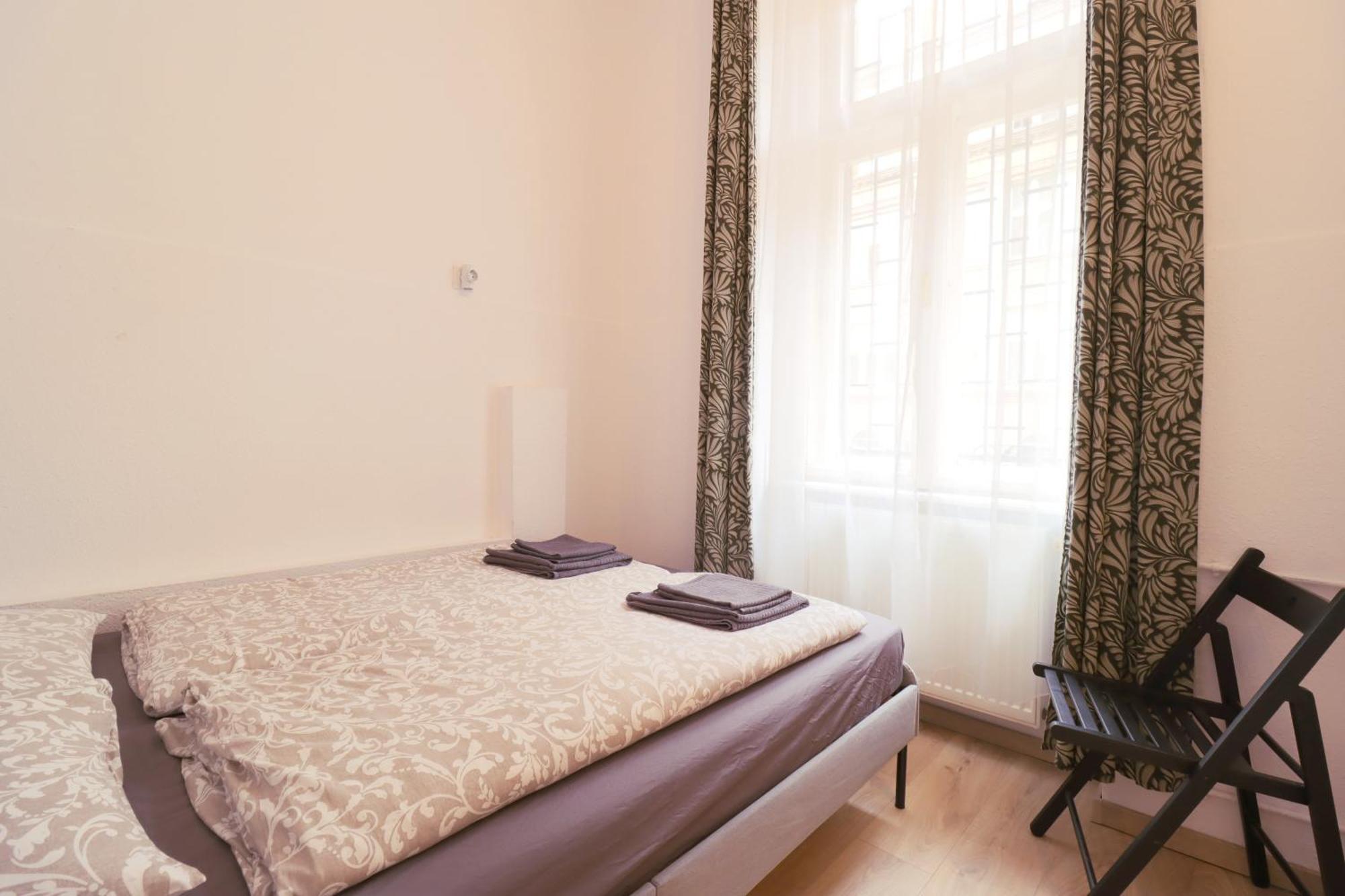 Joseph Boulevard Apartment - 3Bdr, 2Bath, 8Ppl Budapest Exterior foto