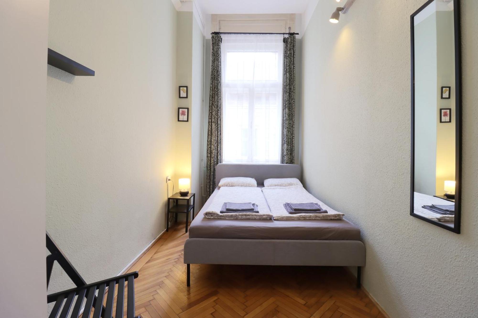 Joseph Boulevard Apartment - 3Bdr, 2Bath, 8Ppl Budapest Exterior foto