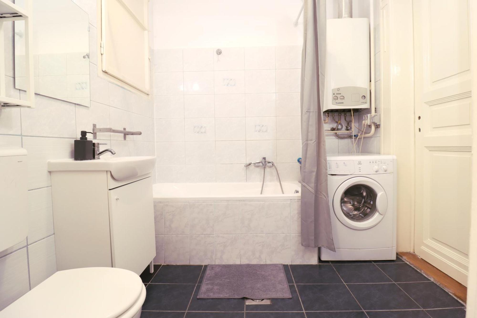 Joseph Boulevard Apartment - 3Bdr, 2Bath, 8Ppl Budapest Exterior foto