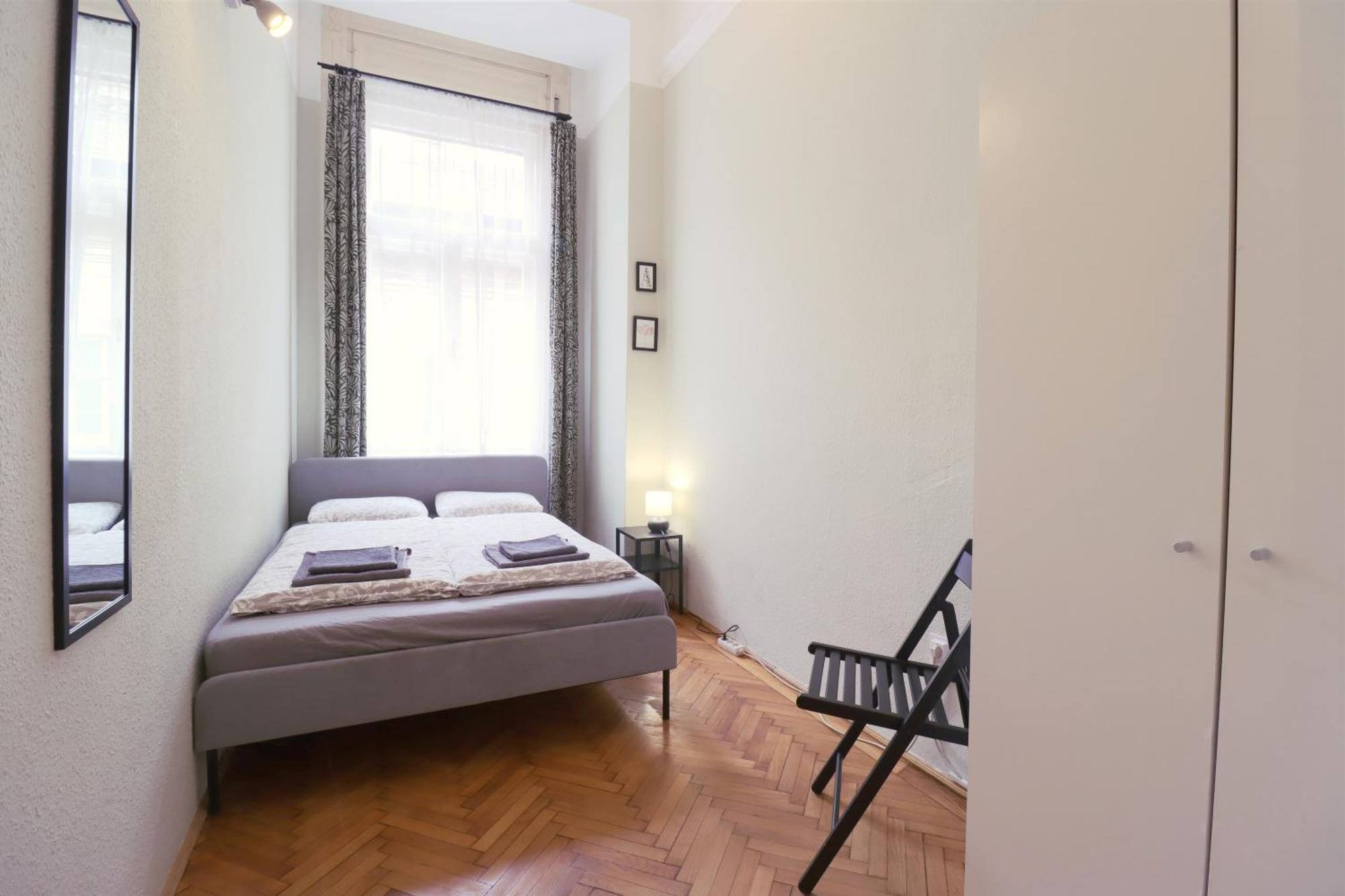 Joseph Boulevard Apartment - 3Bdr, 2Bath, 8Ppl Budapest Exterior foto