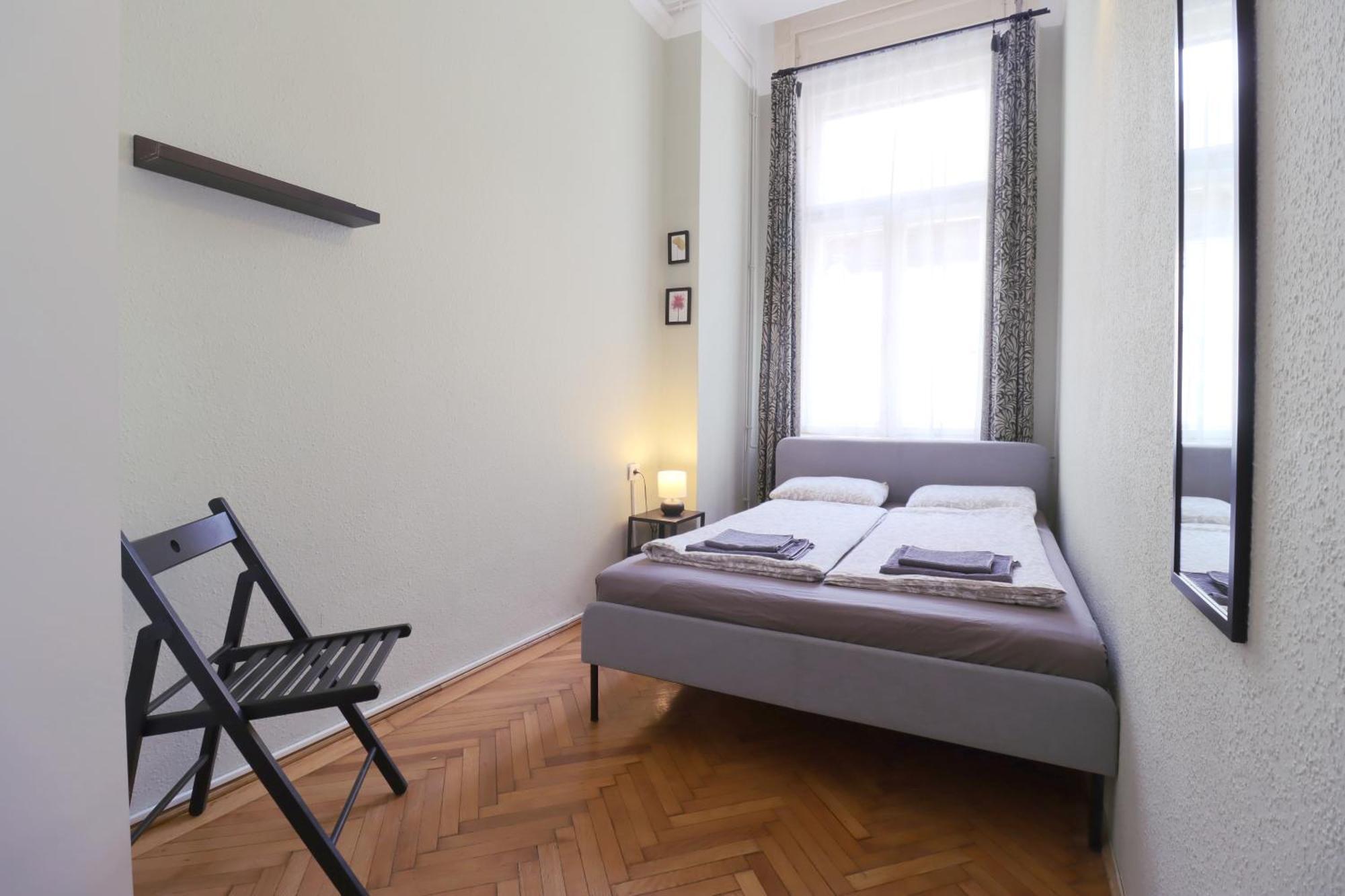 Joseph Boulevard Apartment - 3Bdr, 2Bath, 8Ppl Budapest Exterior foto