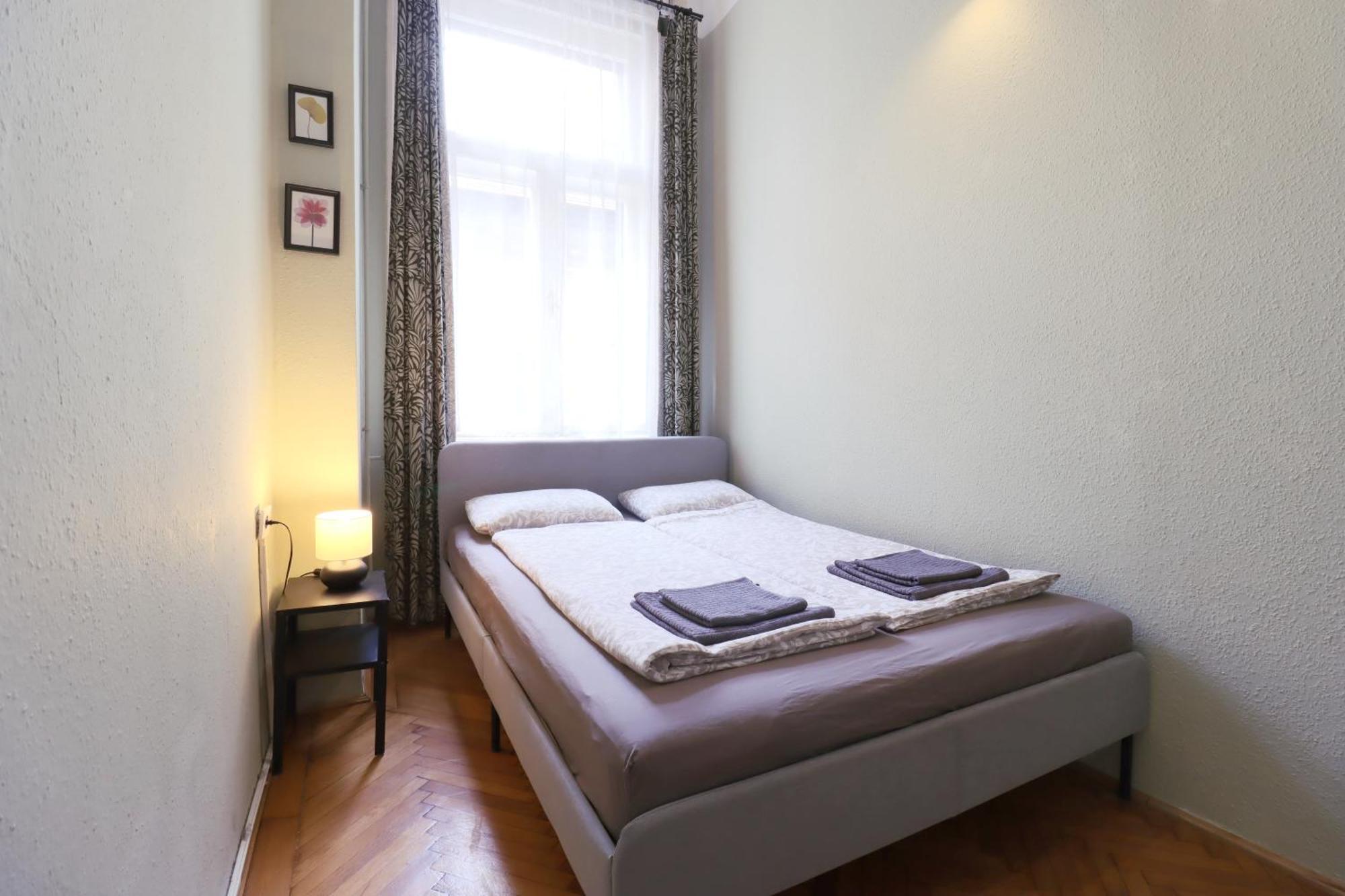 Joseph Boulevard Apartment - 3Bdr, 2Bath, 8Ppl Budapest Exterior foto